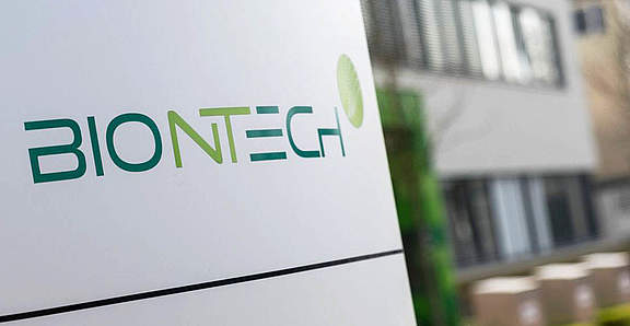 Biontech Empfangsschild vor Gebäude